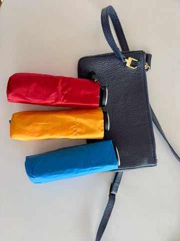 Mit mini bag & Knirps: Der kleine Regenschirm, der in jede Tasche passt