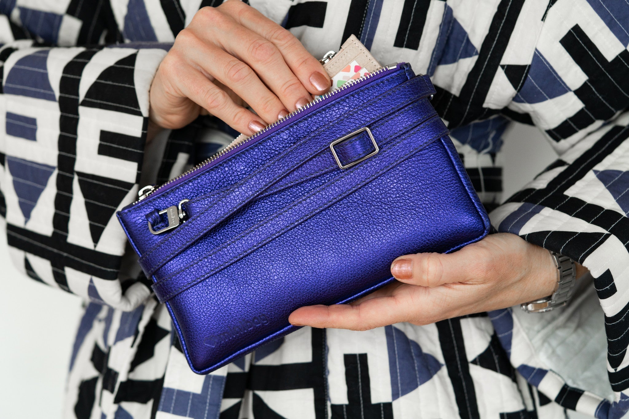 Glanz im Alltag: Warum eine kleine Tasche in Metallic dein neues Lieblingsaccessoire wird ✨