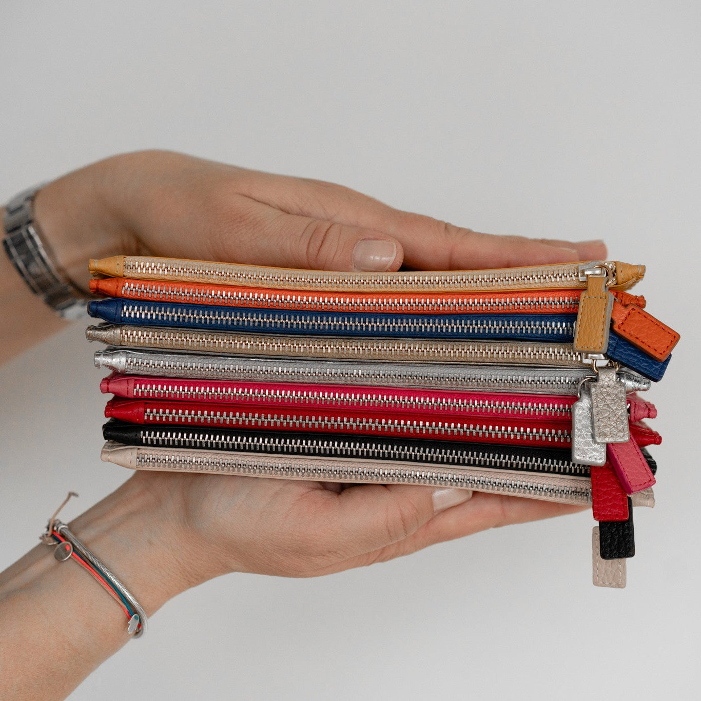 Wallet, Taschenorganizer, schlanke Geldbörsen und Kartenhalter-Geldbörsen
Slim wallet in Farbe
schlanke Geldbörsen (Slim Wallets) für Frauen:
Schlanke Damen-Geldbörse aus Leder
Minimalistisches Slim Wallet für Frauen mit Reißverschluss
Kompaktes Damen-Portemonnaie mit Kartenfächern und Münzfach
Elegante schmale Brieftasche für Frauen aus Echtleder
Leichte und dünne Geldbörse für Damen mit Sicherheitsverschluss
Damen-Slim-Wallet für die Handtasche – klein und praktisch Luxuriös