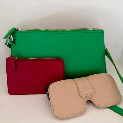 kleine grüne Tasche, Handytasche grün, kleine Ledertasche grün, Geschenksidee Frau , Geschenk frau, Ostergeschenk frau, Muttertagsgeschenk , kleine fair produzierte Tasche, kleine Handytasche, Umhängetasche, qualitativ hochwertige kleine Tasche kleine Geldbörse Damen Leder Portemonnaie Damen klein
Wallet Damen Leder
kleine Geldtasche Damen
minimalistisches Portemonnaie
Geldbörse zum Umhängen
Leder Wallet klein
kompakte Geldbörse Damen
Organizer Wallet Damen