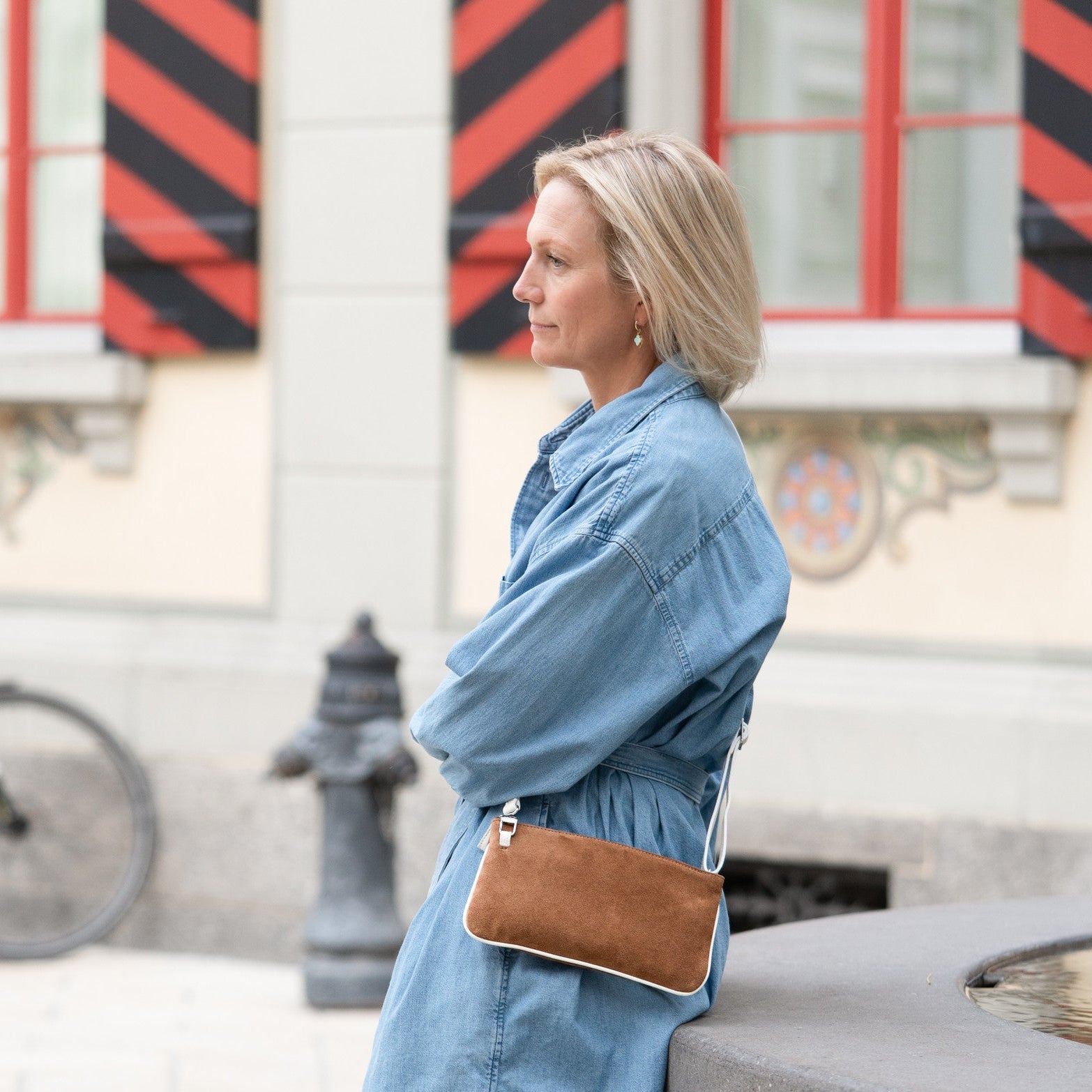 Velour minibag in grau und cognac mit Kontrastfarbe – ein Must-have für jede Garderobe