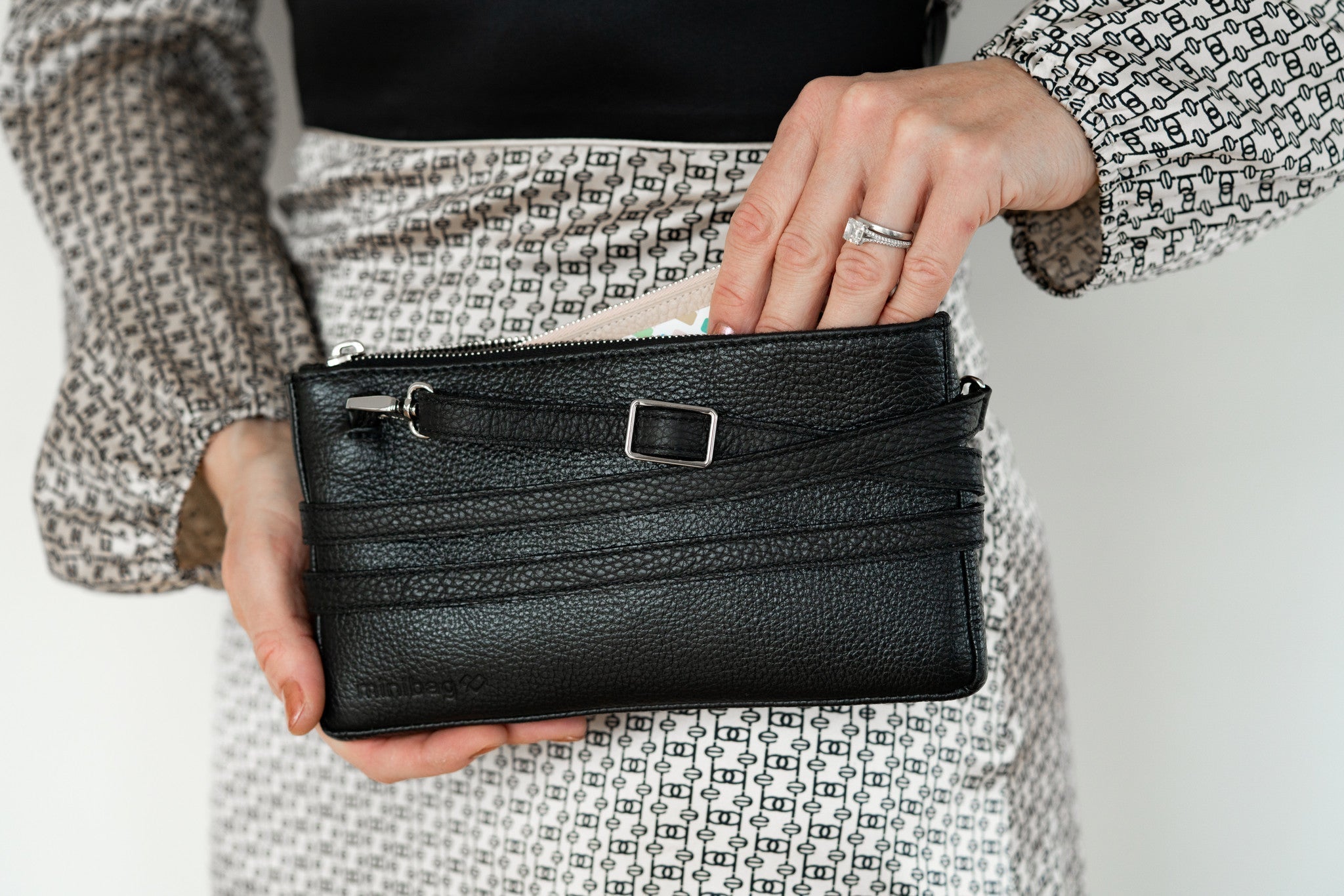 Diese kleine Tasche und Handytasche zum Umhängen ersetzt deine Handtasche