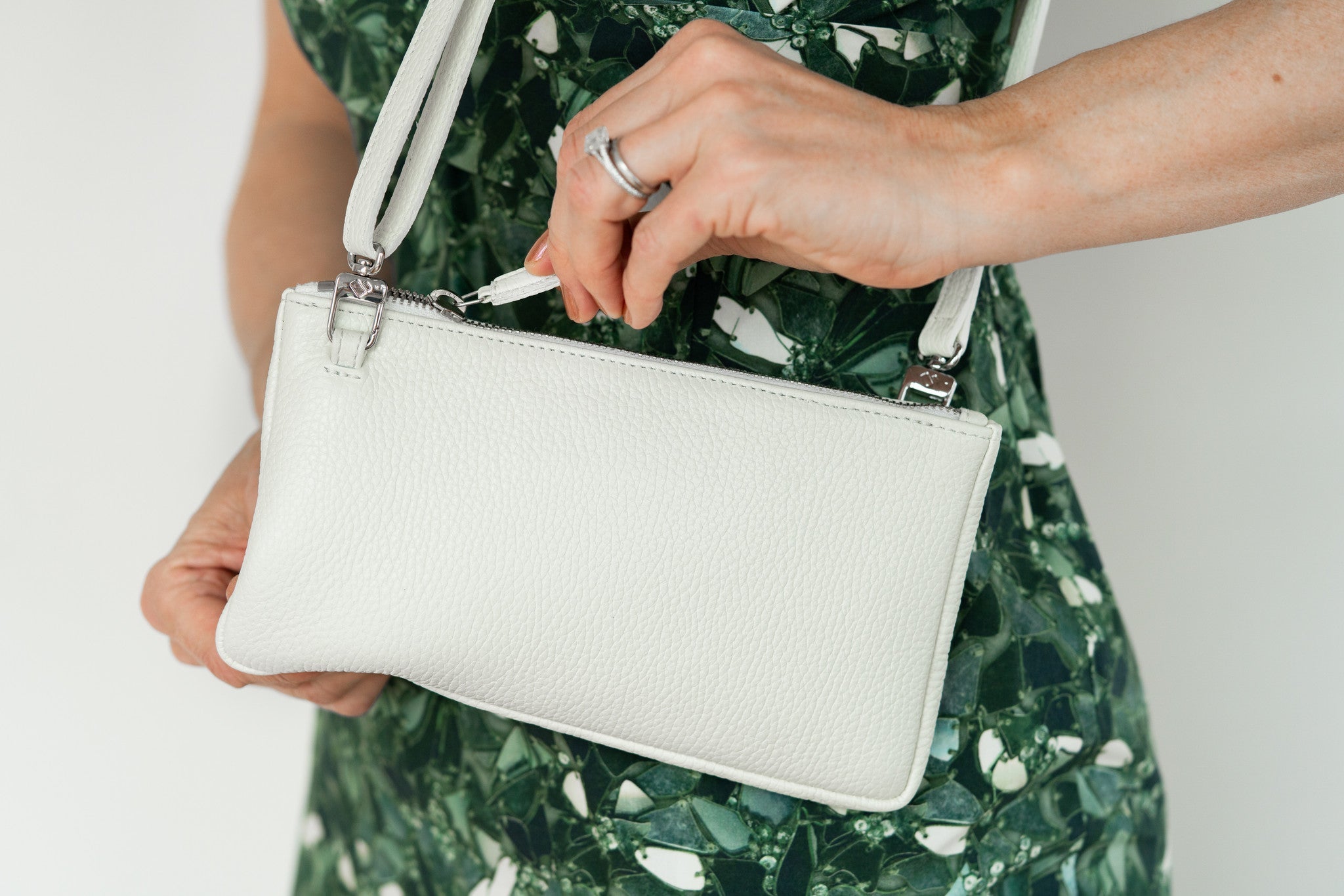 kleine weisse Tasche, Handytasche zum Umhängen, Wallet, 