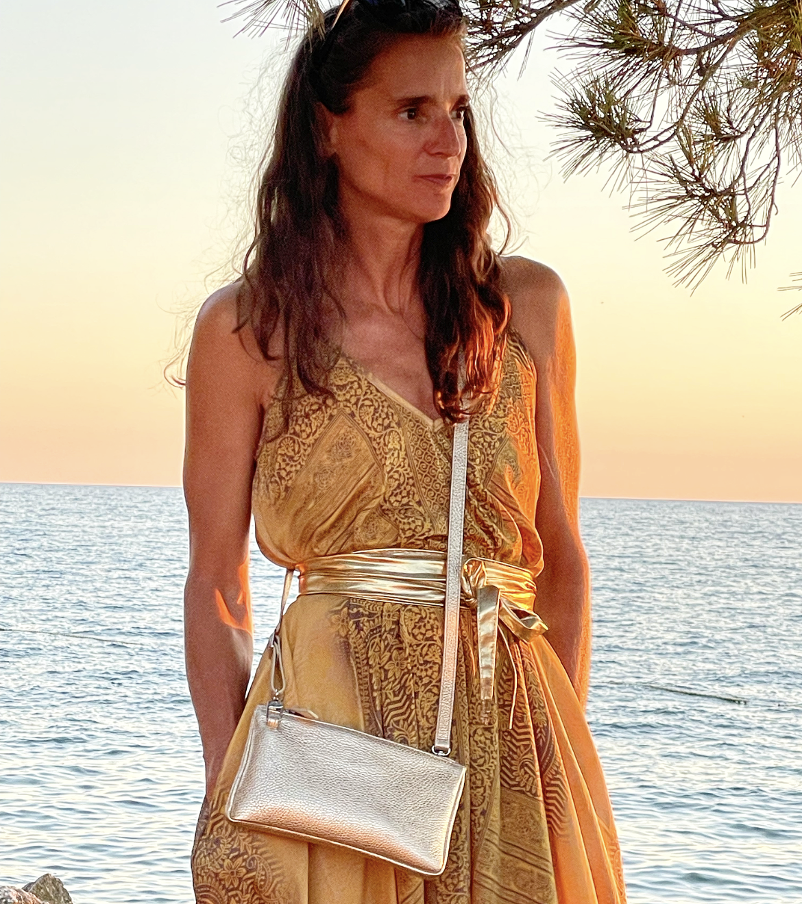 Kleine Umhängetasche Damen: Wie du mit weniger mehr trägst